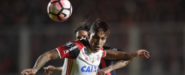 Boca Juniors quer tirar Guerrero do Flamengo, afirma jornal peruano