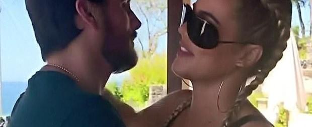 Khloé Kardashian é clicada com cigarro suspeito na Costa Rica