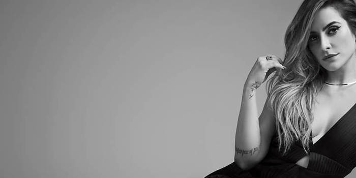 Cléo Pires posa sem make em rede social e fala sobre doença de pele