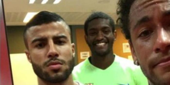 Mantido no Barça, Marlon faz selfie com Neymar e Rafinha Alcântara