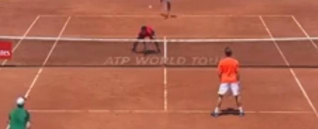 Marcelo Melo leva forte bolada do parceiro na cabeça; vídeo