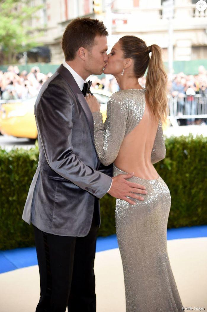 Gisele Bündchen posa com marido e mão boba rouba a cena