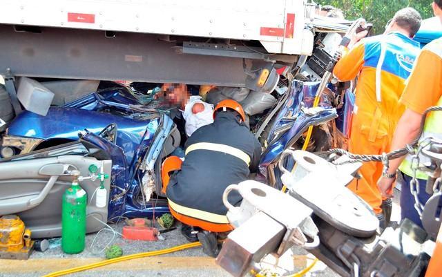 Motorista sobrevive após carro ficar prensado entre carretas na BA