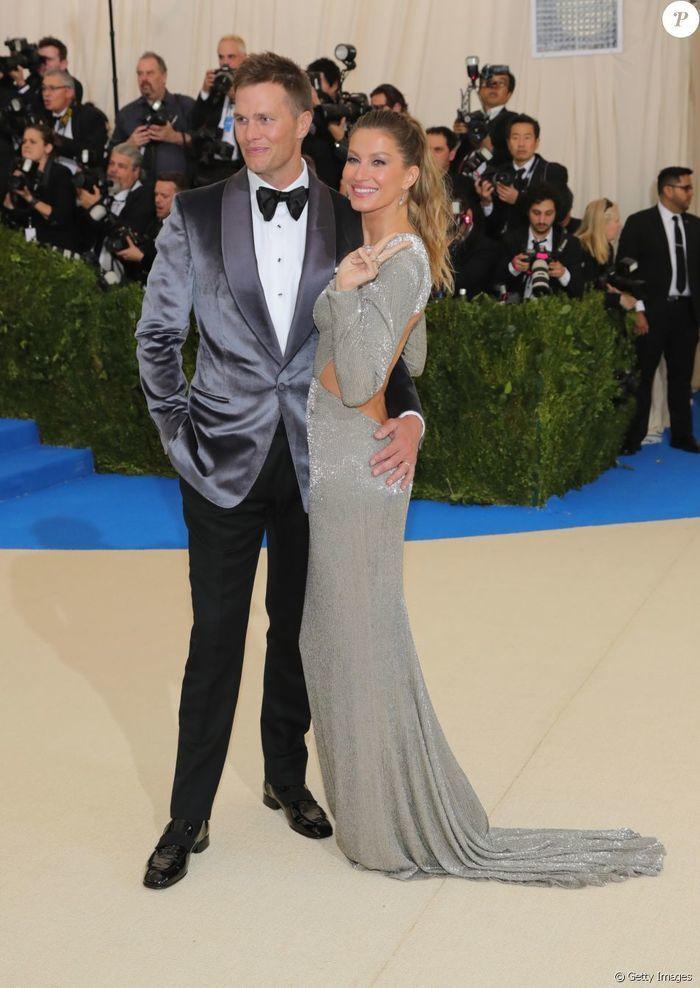 Gisele Bündchen posa com marido e mão boba rouba a cena
