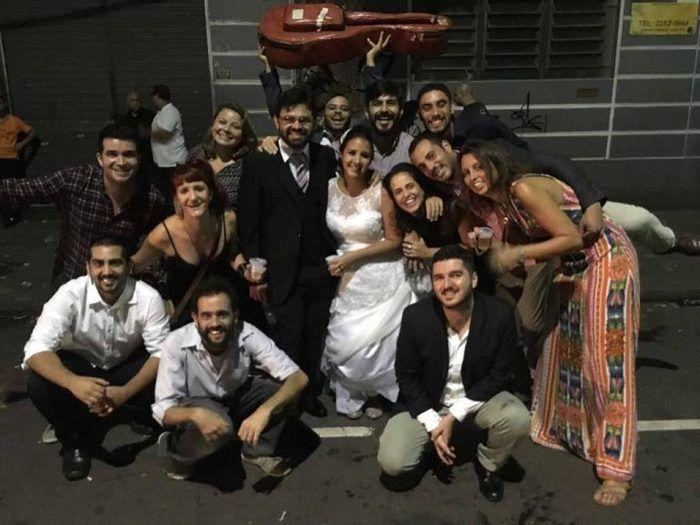 Noivos chamam atenção por comemorar casamento em karaokê