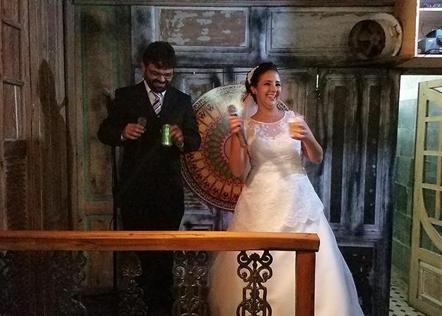 Noivos chamam atenção por comemorar casamento em karaokê