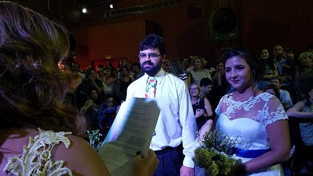 Noivos chamam atenção por comemorar casamento em karaokê