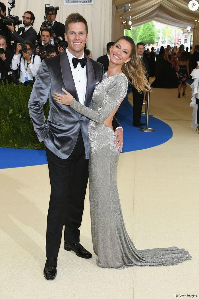 Gisele Bündchen posa com marido e mão boba rouba a cena