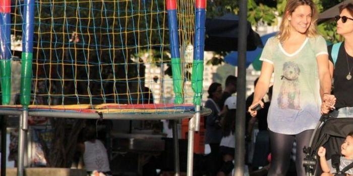 Apresentadora Fernanda Gentil passeia com namorada e filhos