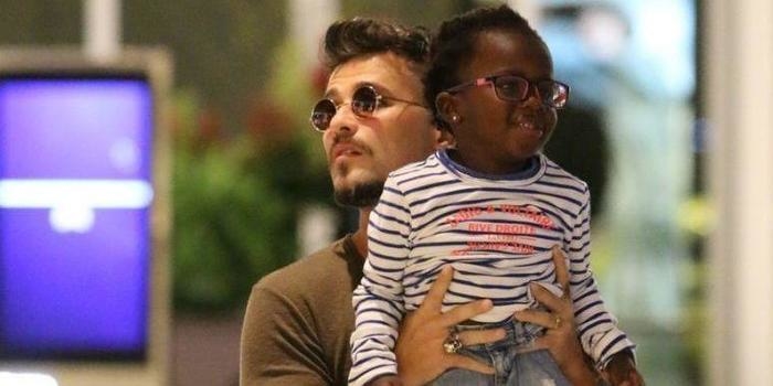 Com visual moicano, Bruno Gagliasso passeia com a filha Titi