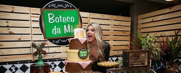 Valentina rouba a cena no aniversário da mãe, Mirella Santos