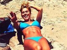 Carolina Dieckmann mostra barriga sarada de biquíni nos EUA
