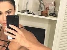 Gracyanne posa com fio dental mínimo e mostra seu 'bumbum na nuca'