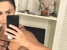Gracyanne posa com fio dental mínimo e mostra seu 'bumbum na nuca'