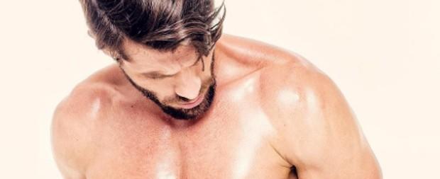 Ex-BBB Roni exibe corpo saradíssimo e atiça fãs em rede social
