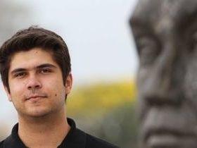Filho adotivo de Renato Russo expulsa avó e tia de apartamento