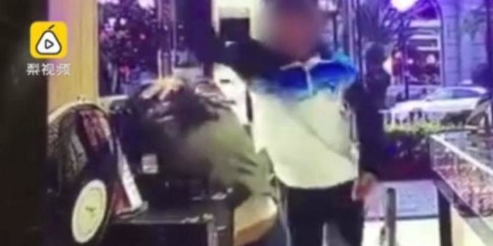 Estudante bate na mãe devido ela interromper jogo em celular; vídeo