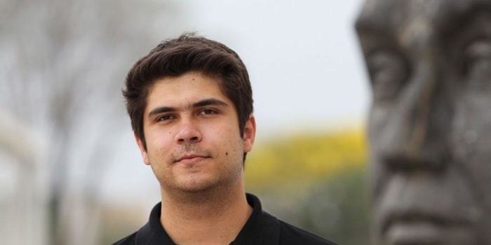 Filho adotivo de Renato Russo expulsa avó e tia de apartamento