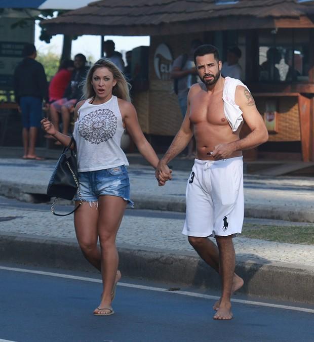 Latino curte praia com namorada (Crédito: Agnews)