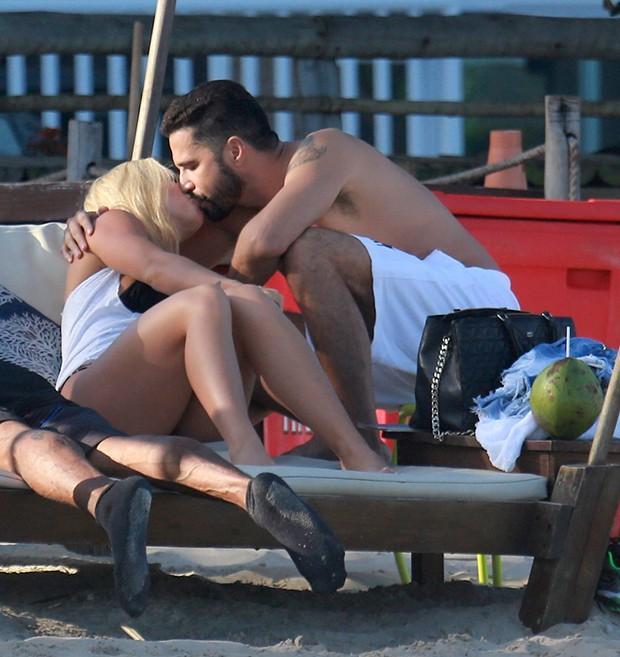 Latino curte praia com namorada (Crédito: Agnews)