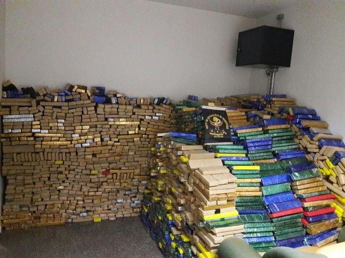 Tabletes de maconha eram transportados em três veículos