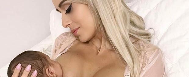 Letícia Santiago publica foto só de lingerie amamentando Miguel