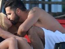 Latino troca beijos com sua namorada Jéssica em praia carioca