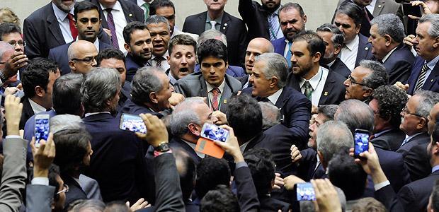 Deputados trocam empurrões durante sessão da Câmara