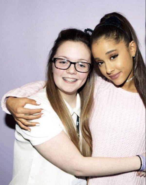 Ariana Grande posa com uma das vítimas do atentado