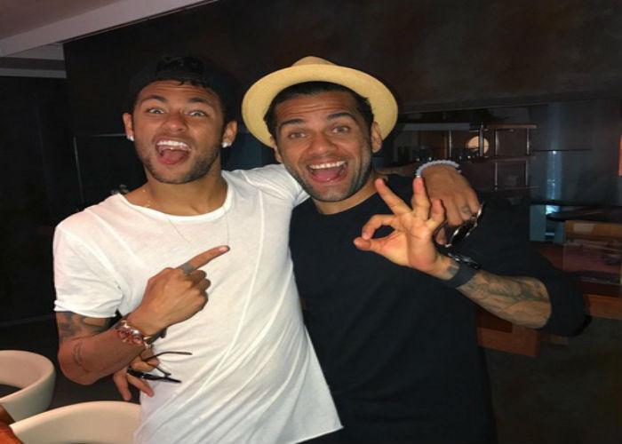 Neymar ao lado de Daniel Alves (Crédito: Reprodução)