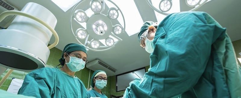 Homem negro que fez transplante de pênis vai pintar órgão com tatoo
