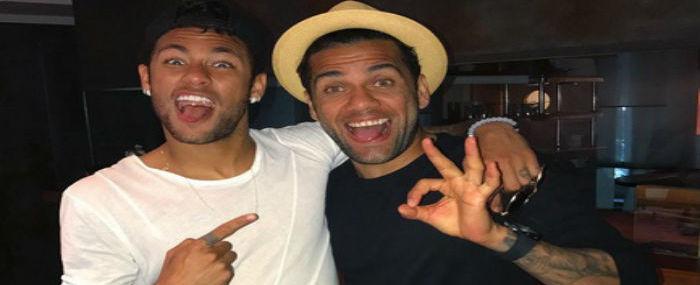 Neymar e Daniel Alves se reencontram: “Irmandade na casa”