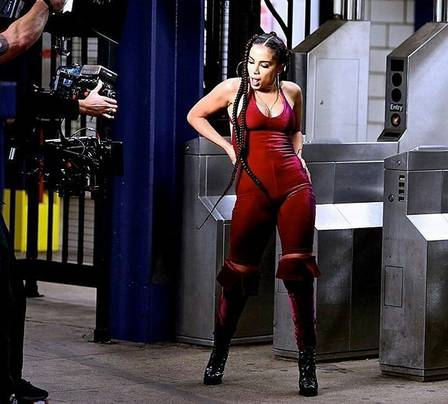 Anitta grava clipe de novo single em metrô de Nova York