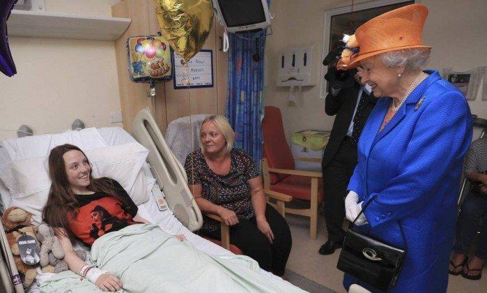 Rainha Elizabeth visita vítimas de ataque em Manchester no hospital Rainha Elizabeth visita vítimas de ataque em Manchester no hospital