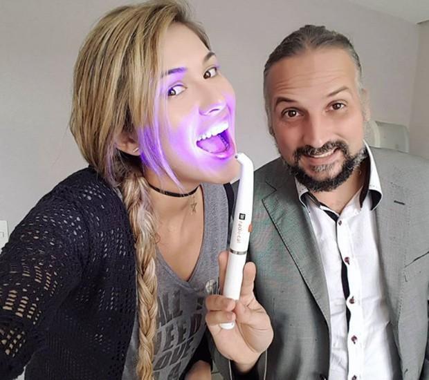 Livia Andrade e seu dentista