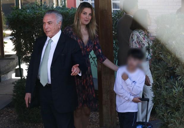 Temer e Marcela buscam filho em escola