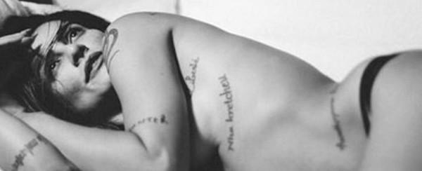 Cleo Pires posa sexy em cama e diz: "Serve pra muitas coisas"