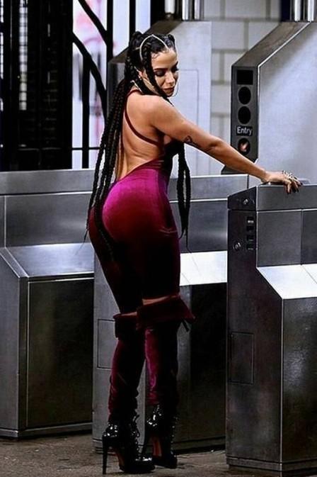 Anitta grava clipe de novo single em metrô de Nova York