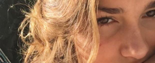 Sasha Meneghel faz carão para selfie enquanto renova o bronze