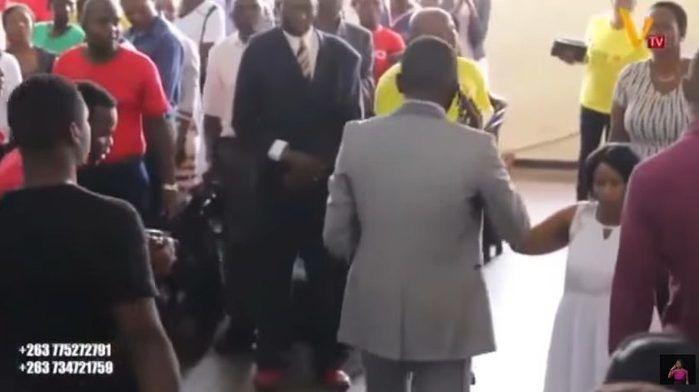 Pastor evangélico "fala com Deus" pelo celular durante culto