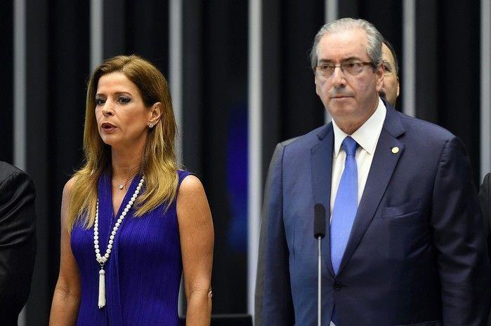 Claudia Cruz, mulher do então presidente da Câmara dos Deputados Eduardo Cunha, ao lado dele durante cerimônia no Congresso em novembro de 2015 (Crédito: Arquivo)
