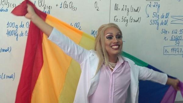 Professor dar aula vestido de drag e fala de tolerância e respeito