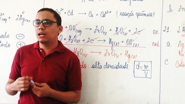 Professor dar aula vestido de drag e fala de tolerância e respeito