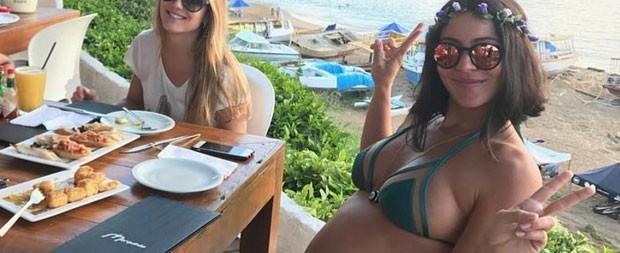 Carol Castro exibe barrigão de primeira gravidez em viagem