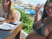 Carol Castro exibe barrigão de primeira gravidez em viagem