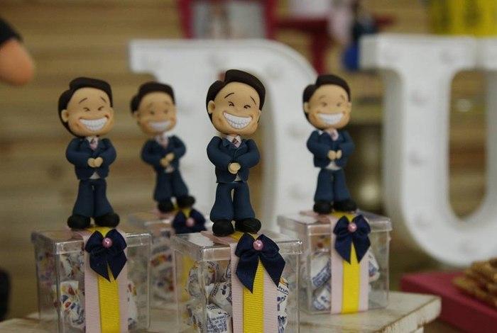 Criança comemora aniversário com tema de festa de Silvio Santos