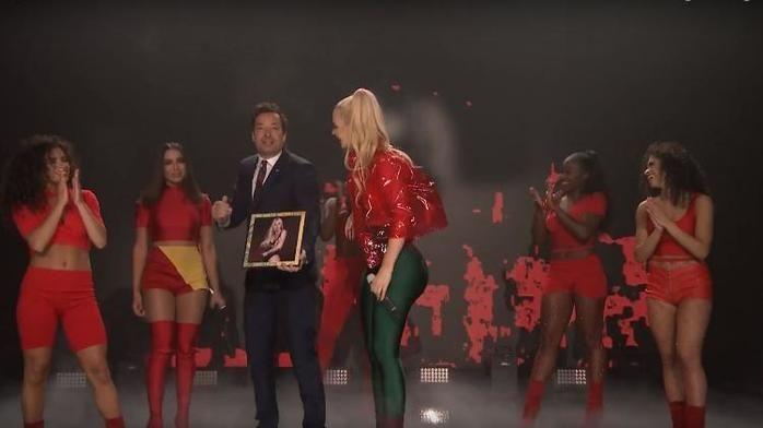 Anitta brilha ao lado de Iggy Azalea em programa de TV americano