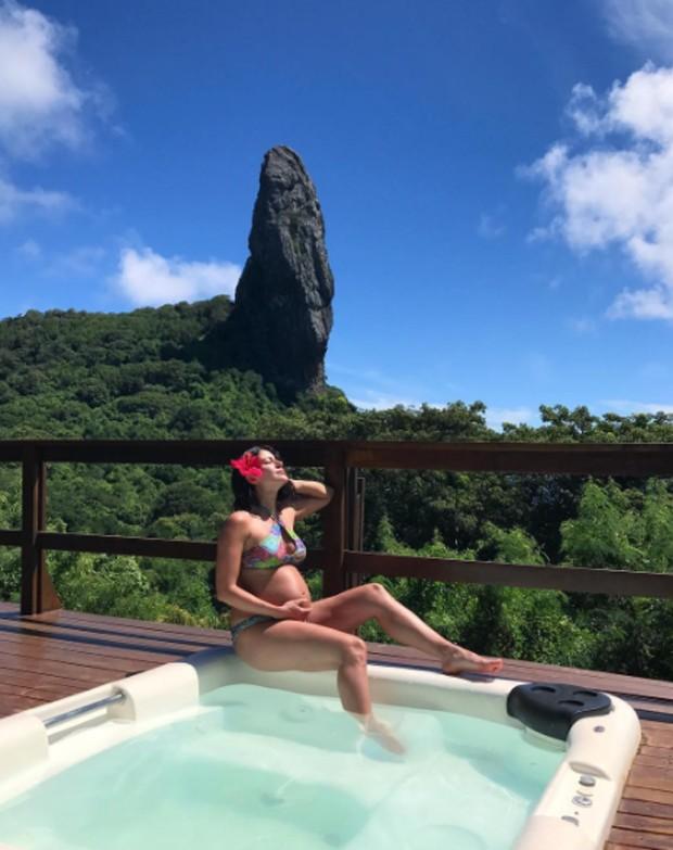 Carol Castro posta clique de biquíni e comemora:'Barriga em festa'