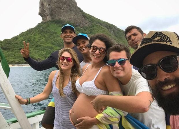 Carol Castro posta clique de biquíni e comemora:'Barriga em festa'