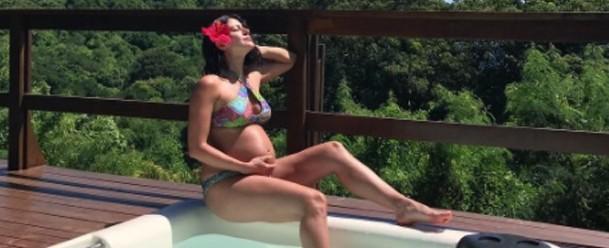 Carol Castro posta clique de biquíni e comemora:'Barriga em festa'